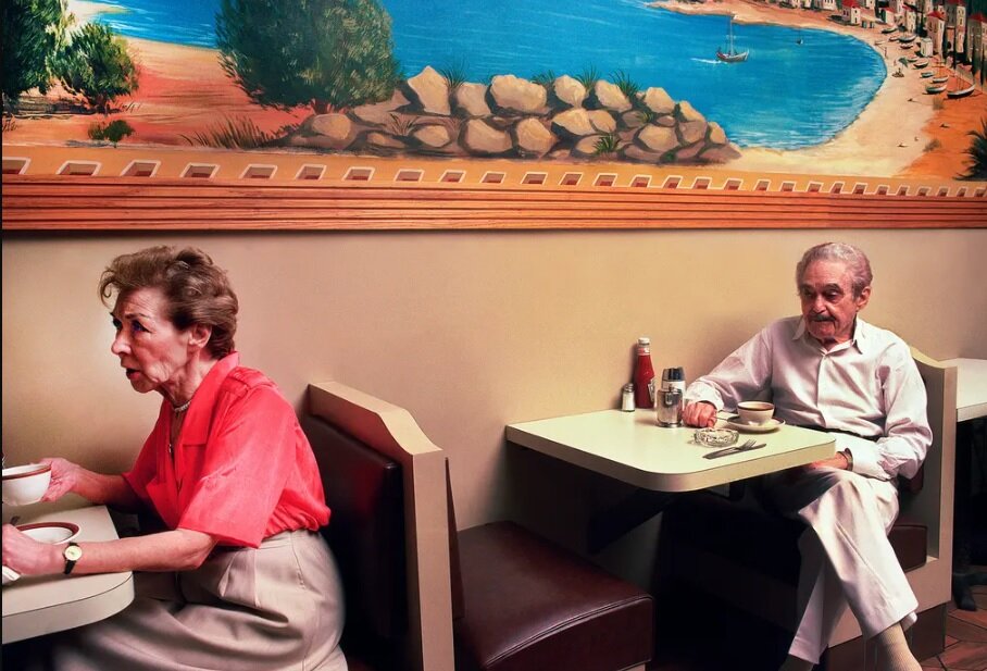 الصور  30 عامًا من تناول الطعام بمفردك في المطاعم الأنيقة والبوفيهات الرخيصة في المدينة  مصور نيويورك يكشف أسرار الشعور بالوحدة