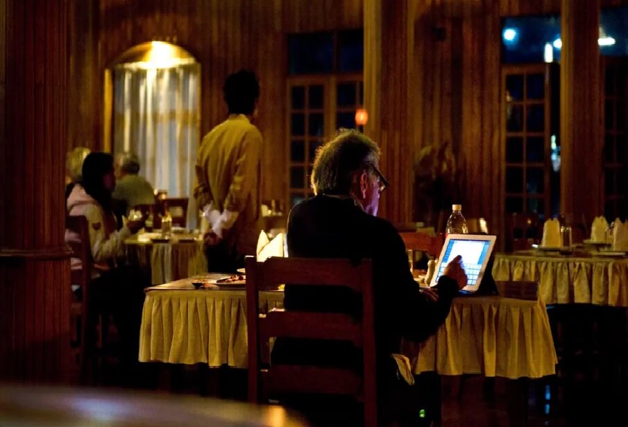 تصاویر | ۳۰ سال تنهایی غذا خوردن در رستورانهای شیک و بوفههای ارزان شهر | عکاس نیویورکی رازهای تنهایی را برملا میکند