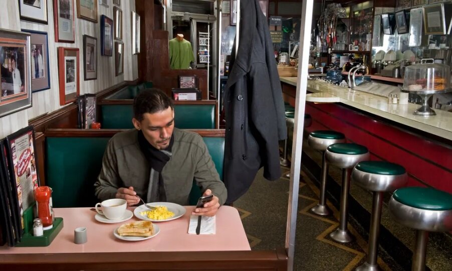تصاویر |  ۳۰ سال تنهایی غذا خوردن در رستوران‌های شیک و بوفه‌های ارزان شهر | عکاس نیویورکی رازهای تنهایی را برملا می‌کند