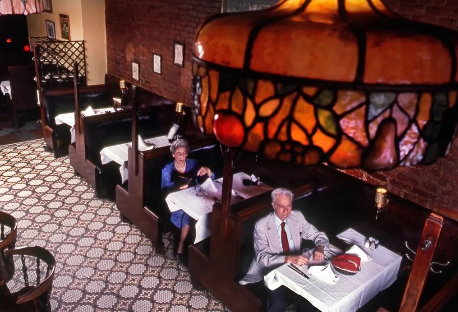 تصاویر | ۳۰ سال تنهایی غذا خوردن در رستورانهای شیک و بوفههای ارزان شهر | عکاس نیویورکی رازهای تنهایی را برملا میکند