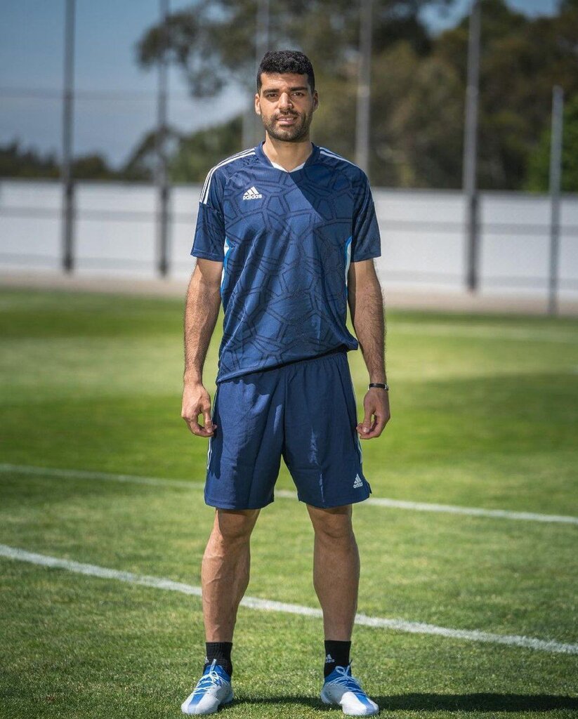 تصاویر | قرارداد مهدی طارمی با برند آدیداس | تولیدات اختصاصی شرکت جهانی با نام ستاره پورتو و پرچم ایران