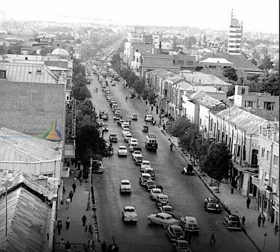 4677349 - شیوه خاص پارک خودرو در تهران دهه ۳۰/ عکس