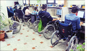 معلولان مشغول پاسخگویی هستند | تمام کارکنان مرکز پاسخگویی به جامانده‌های یارانه معلولیت دارند