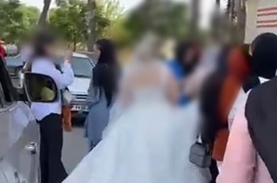 تصاویر «فشن شو عروس» در خیابانهای بهارستان! | زنانِ بلاگر در قامت مدلهای ولنگارِ عروس | واکنش نیروی انتظامی تصاویر «فشن شو عروس» در بهارستان