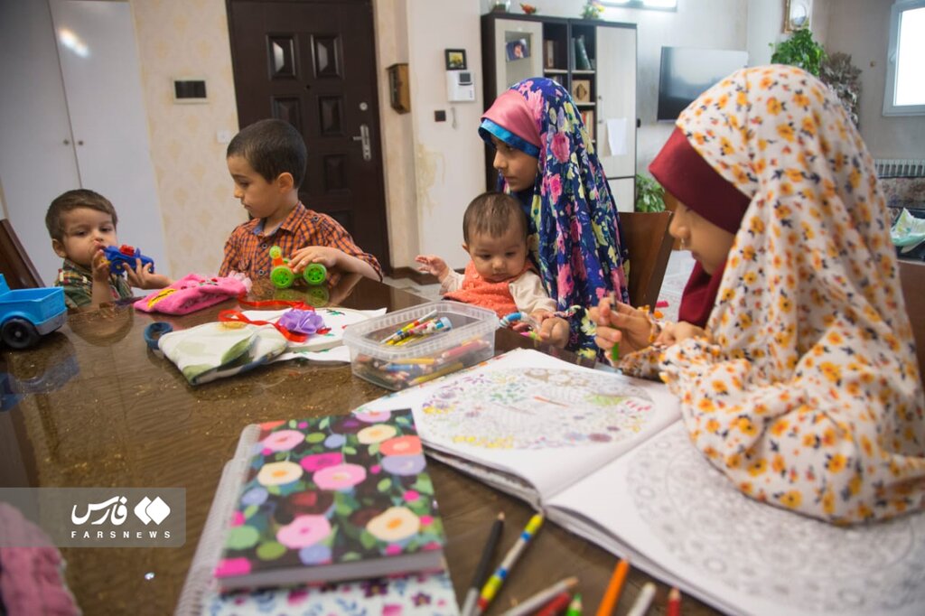 عکس و ویدئو | این مادر جوان صاحب ۵ فرزند است