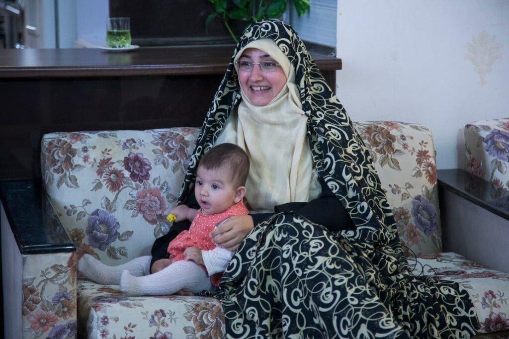 عکس و ویدئو | این مادر جوان صاحب ۵ فرزند است