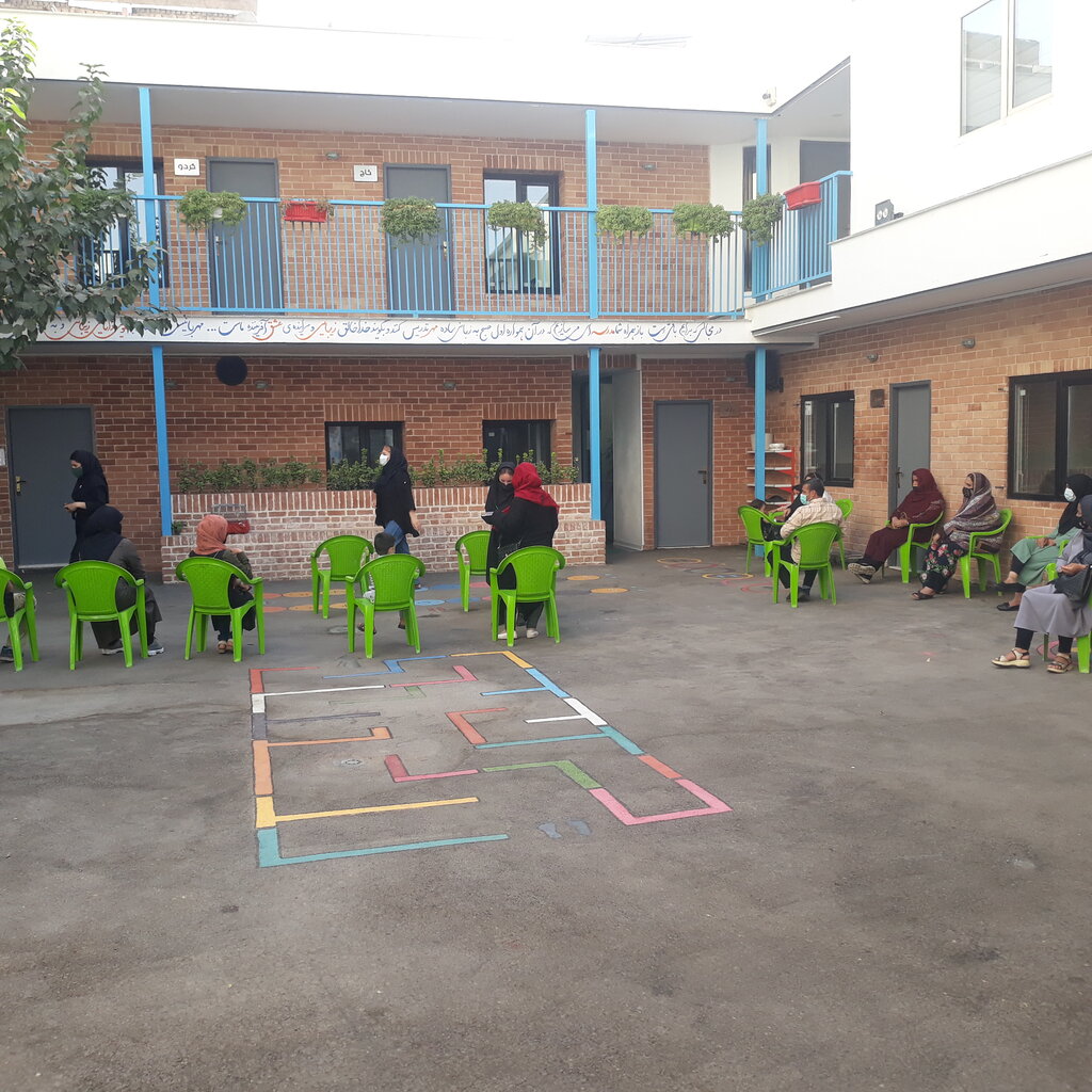 مدیر و معلمهای این مدرسه دهه هفتادیاند | ۴جوان حامی ۱۰۰ کودک کار شدهاند