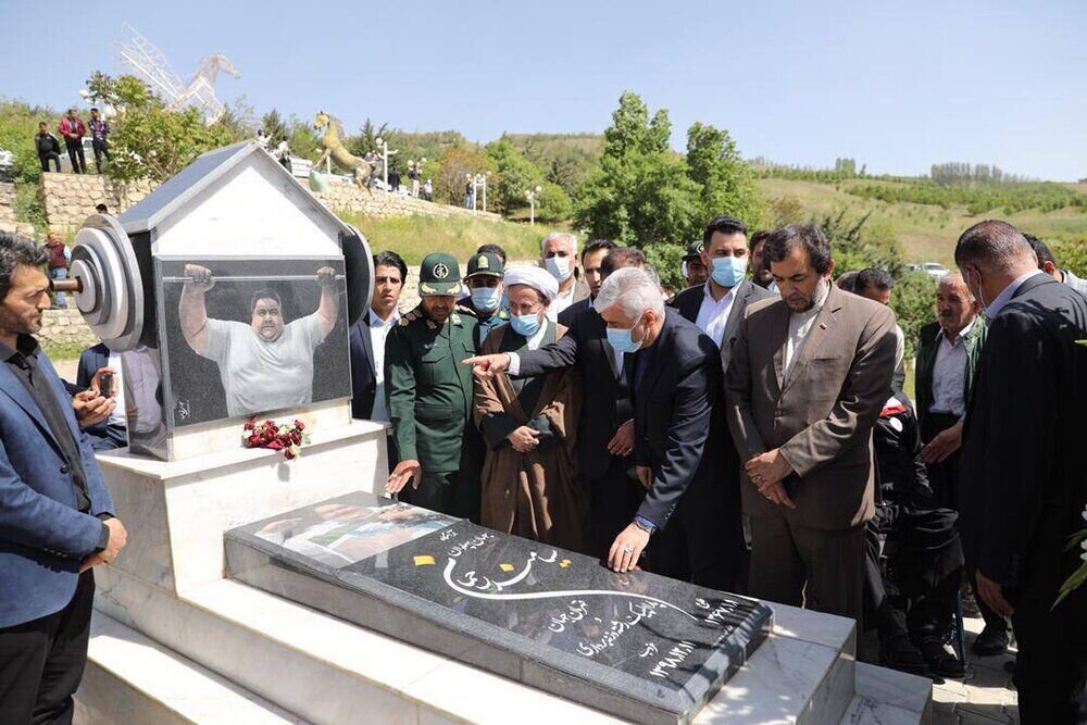 عکس | وزیر ورزش بر سر مزار قویترین مرد جهان حاضر شد