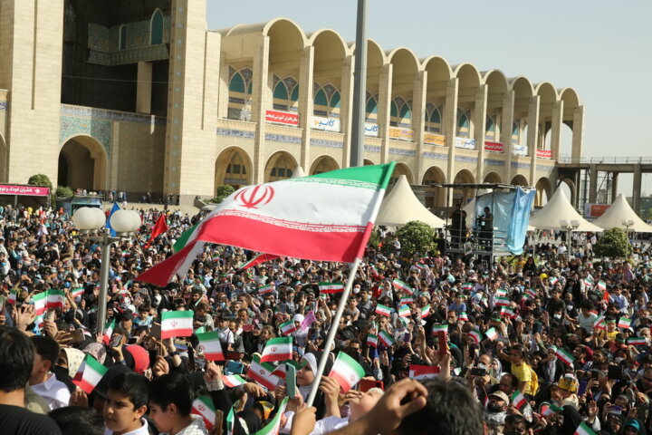 حضور انبوه و سیلآسای چندین هزار نفر برای سلام به فرمانده در نمایشگاه کتاب