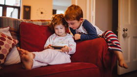 ۴ راهکار عملی برای کنترل وابستگی فرزندان به دستگاه‌های دیجیتال | چرا صفحات نمایش مضر هستند؟