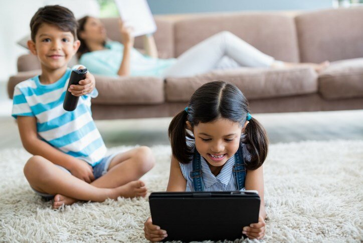 ۴ راهکار عملی برای کنترل وابستگی فرزندان به دستگاه‌های دیجیتال | چرا صفحات نمایش مضر هستند؟