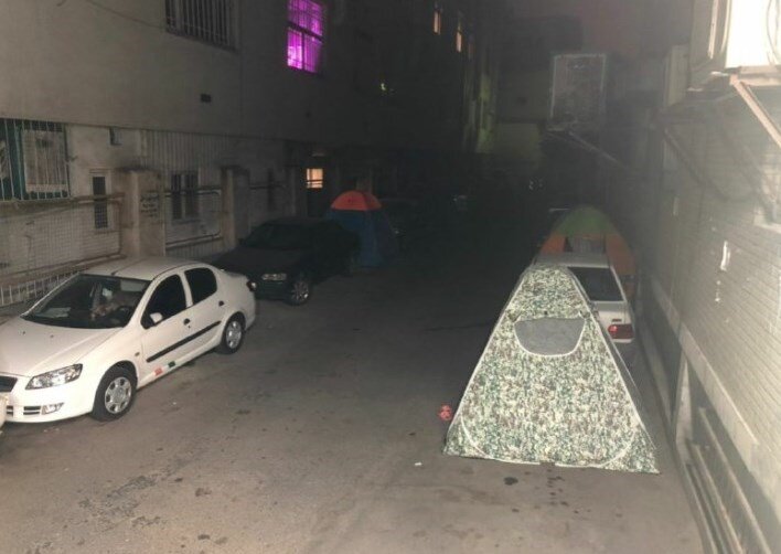 تصویری تلخ و پربازدید در فضای مجازی | چادرخوابی همراهان بیماران بیمارستان کودکان در تهران