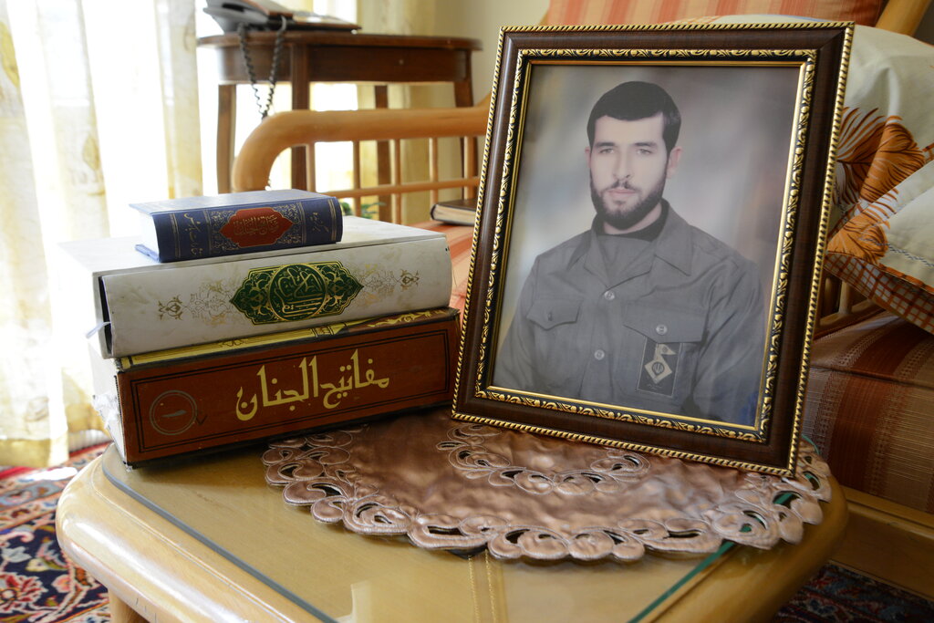 مزار متفاوت یک شهید در بهشت زهرا(س) | چگونه دانشجوی فیزیک هستهای همراه با گروه مستندساز از جبهه سر درآورد؟