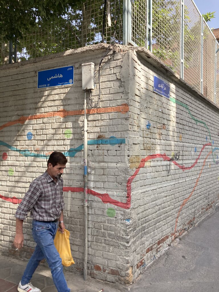 ۱۱ مدرسه ۷۰ کلاسه در یک کوچه کم عرض! | «کوچه مدرسه» تهران کجاست؟