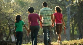 ۵ فایده شگفت‌انگیز پیاده‌روی برای کودکان