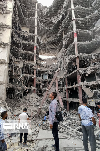تصاویری دردآور از ریزش ساختمان ۱۰ طبقه متروپل در آبادان