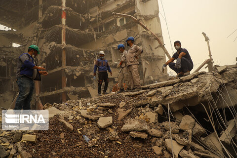 تصاویری دردآور از ریزش ساختمان ۱۰ طبقه متروپل در آبادان