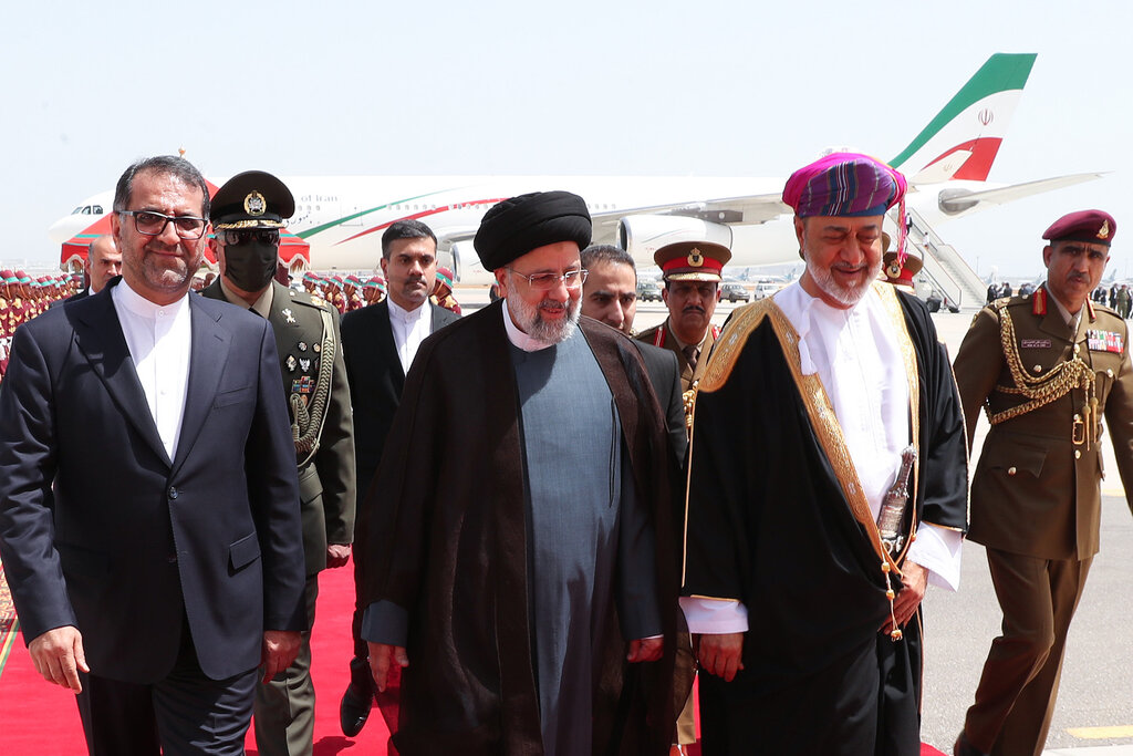تصاویر لحظه به لحظه؛ استقبال گرم سلطان عمان از رئیس جمهوری ایران 