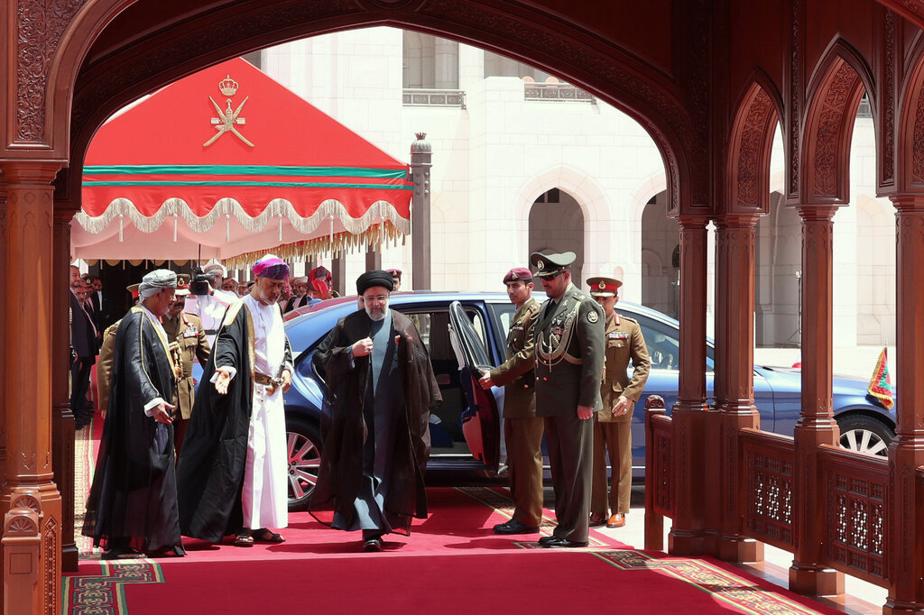 تصاویر | لحظه به لحظه استقبال گرم سلطان عمان از رئیس جمهوری ایران | از اشتیاق مقامات میزبان تا حضور زنان در گارد تشریفات