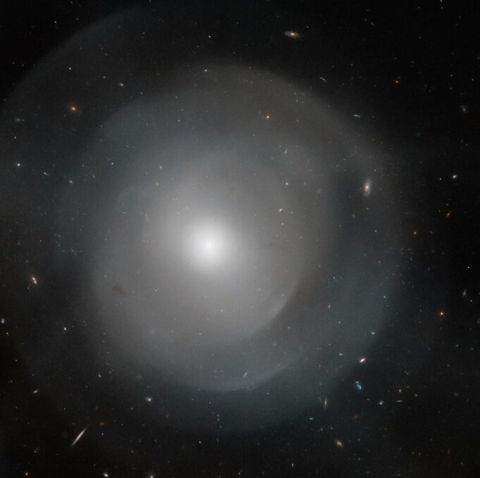 تصویری زیبا از کهکشان غول‌پیکر خوش‌اشتها! | جدیدترین شکار تلسکوپ فضایی هابل