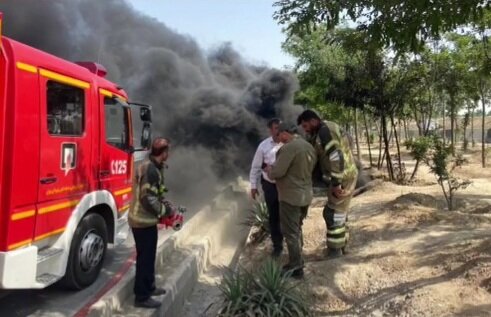 مهار آتش‌سوزی لوله‌های پلی‌اتیلنی در بزرگراه آزادگان | ۵ ساعت جدال مردان شهر برای جلوگیری از فاجعه زیست محیطی