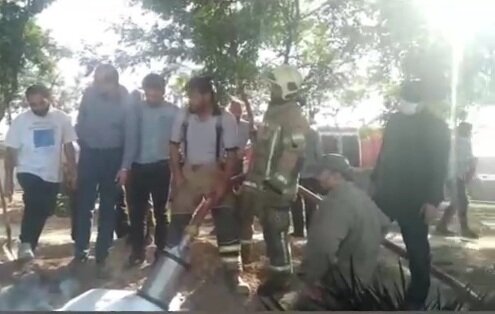 مهار آتش‌سوزی لوله‌های پلی‌اتیلنی در بزرگراه آزادگان | ۵ ساعت جدال مردان شهر برای جلوگیری از فاجعه زیست محیطی