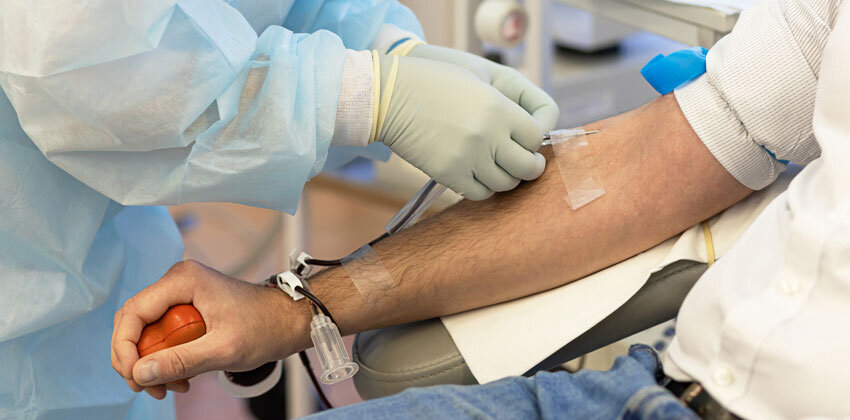 بیمار در بیمارستان - تزریق سرم