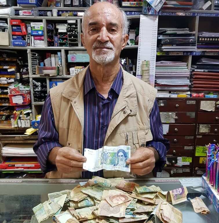 متفاوت‌ترین فروشنده لوازم‌ تحریر تهران را بشناسید | در این مغازه اسکناس‌های کهنه نو می‌شوند! | کارنامه بیار جایزه بگیر! 