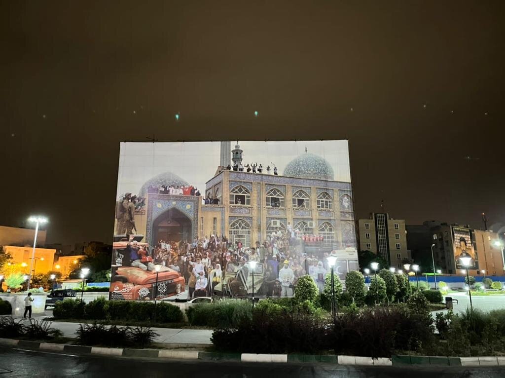 بازسازی تصویر معروف آزادسازی خرمشهر روی سازههای تبلیغاتی پایتخت