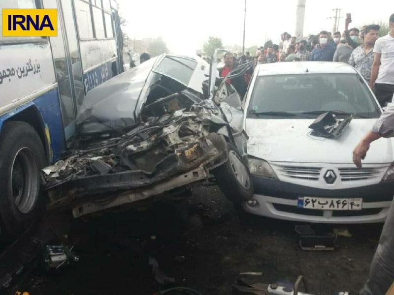 4679792 - ترمز بریدن اتوبوس شرکت واحد در کرج حادثه آفرید؛ تصادف با ۲۰ خودرو در لاین مخالف/ عکس