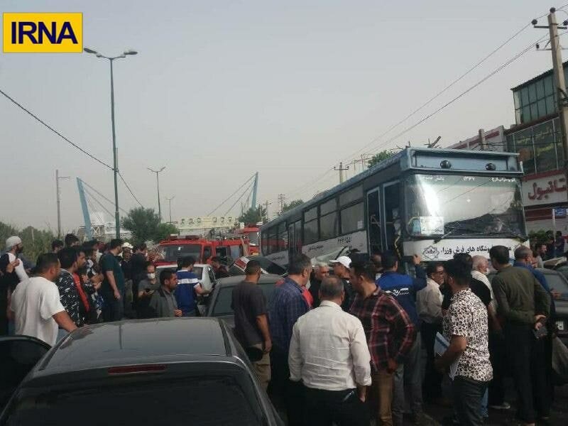 تصاویر | ترمز بریدن اتوبوس شرکت واحد در یک منطقه شلوغ شهری | برخورد اتوبوس با ۲۰ خودرو در لاین مخالف