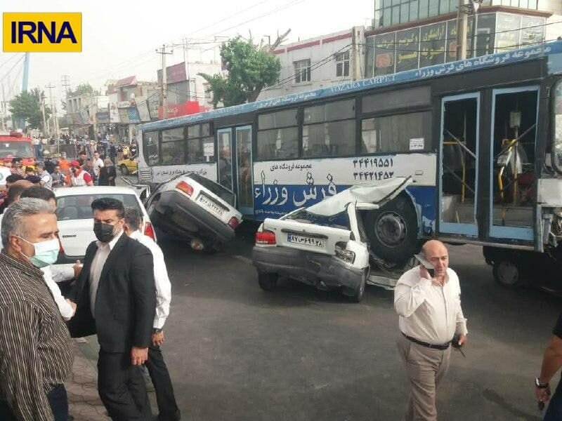 4679795 - ترمز بریدن اتوبوس شرکت واحد در کرج حادثه آفرید؛ تصادف با ۲۰ خودرو در لاین مخالف/ عکس