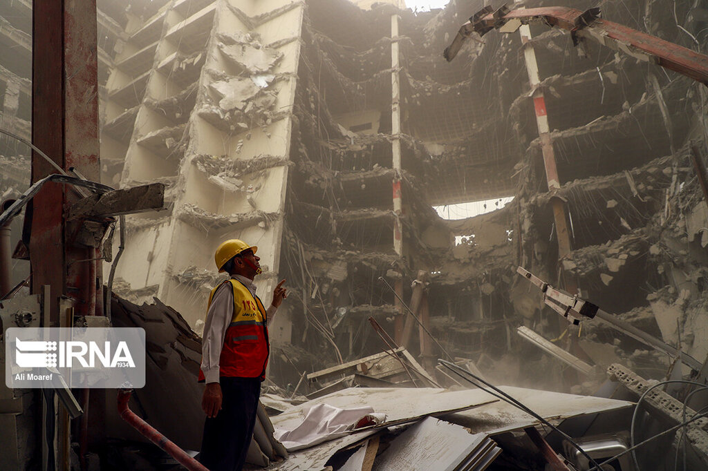 جدیدترین تصاویر و خبرها از ریزش متروپل آبادان | شمار جانباختگان به یازده تن رسید | تایید هویت جسد مالک متروپل | بخش دیگری از بنا ریخت