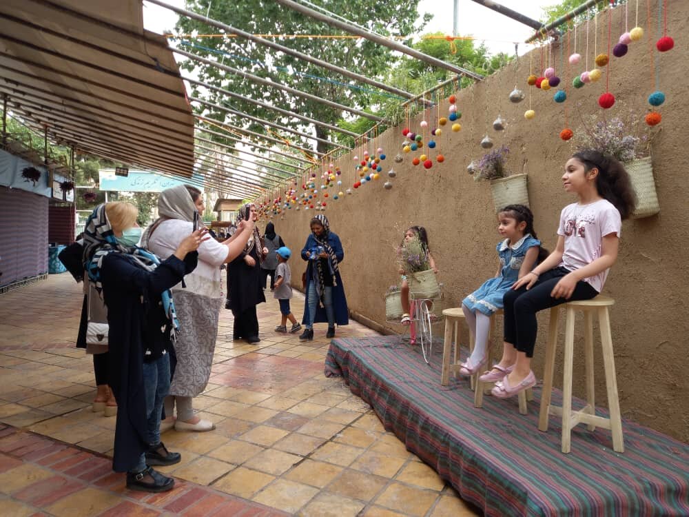 بفرمایید گلاب ناب لیتری ۱۳۰ هزار تومان | رایحه خوش گلاب از اشراق میآید