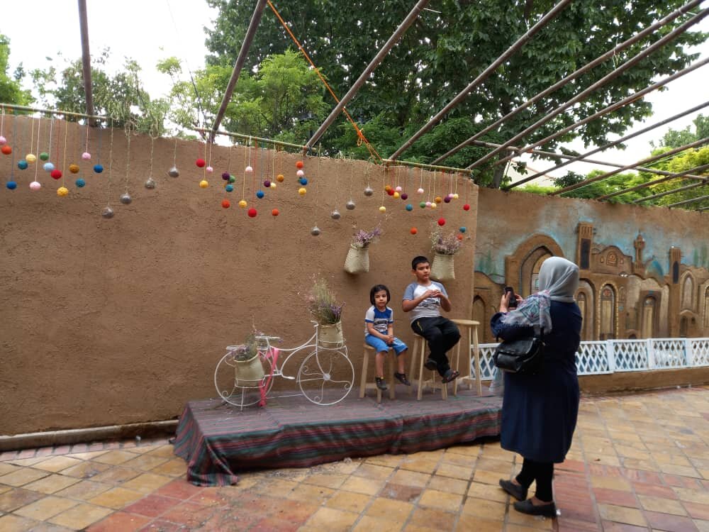 بفرمایید گلاب ناب لیتری ۱۳۰ هزار تومان | رایحه خوش گلاب از اشراق میآید