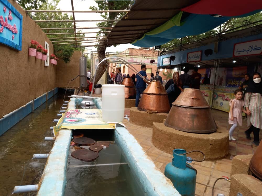 بفرمایید گلاب ناب لیتری ۱۳۰ هزار تومان | رایحه خوش گلاب از اشراق میآید