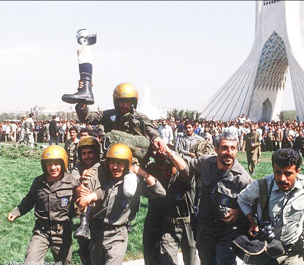 تصویری متفاوت از رهبر انقلاب در کنار ‌محمد جهان‌آرا  | عکس های کمتر دیده ‌شده از روزهای جنگ تحمیلی