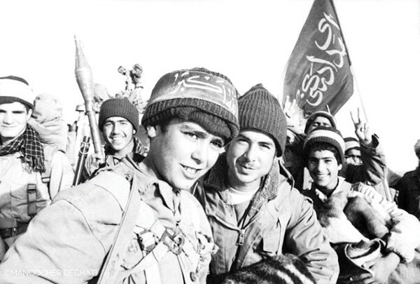 تصویری متفاوت از رهبر انقلاب در کنار ‌محمد جهان‌آرا  | عکس های کمتر دیده ‌شده از روزهای جنگ تحمیلی