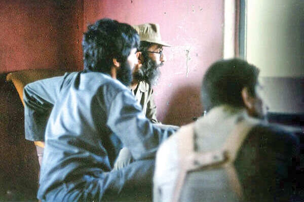 تصویری متفاوت از رهبر انقلاب در کنار محمد جهانآرا | عکس های کمتر دیده شده از روزهای جنگ تحمیلی