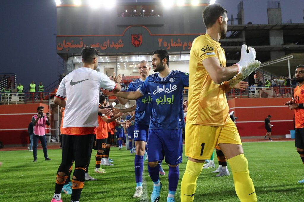 عکس | حرکت عجیب بازیکن مس و به هم زدن تونل افتخار | حرف هایی که باعث ناراحتی کاپیتان استقلال شد