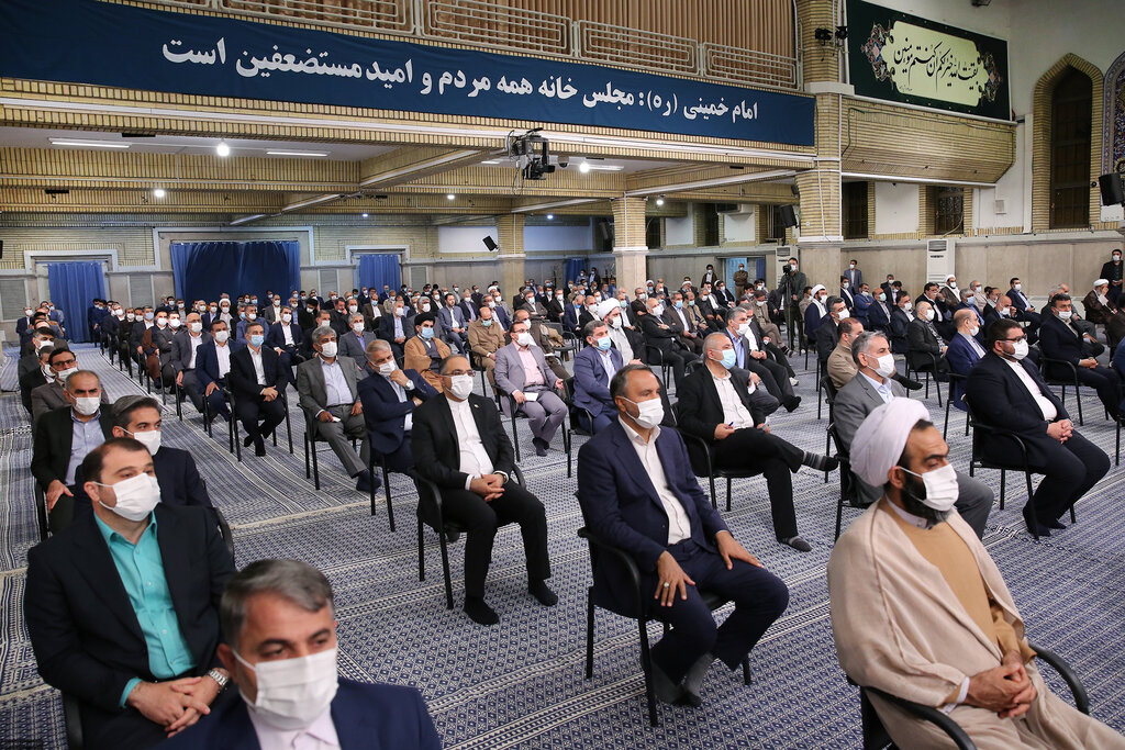 برخی افراد شعارهای انقلاب را دردسر برای کشور میدانند | تبیین شاخصهای «نماینده انقلابی»