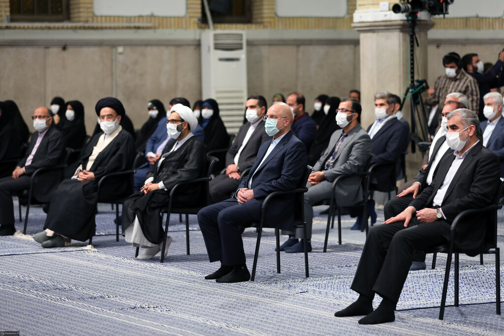 برخی افراد شعارهای انقلاب را دردسر برای کشور میدانند | تبیین شاخصهای «نماینده انقلابی»