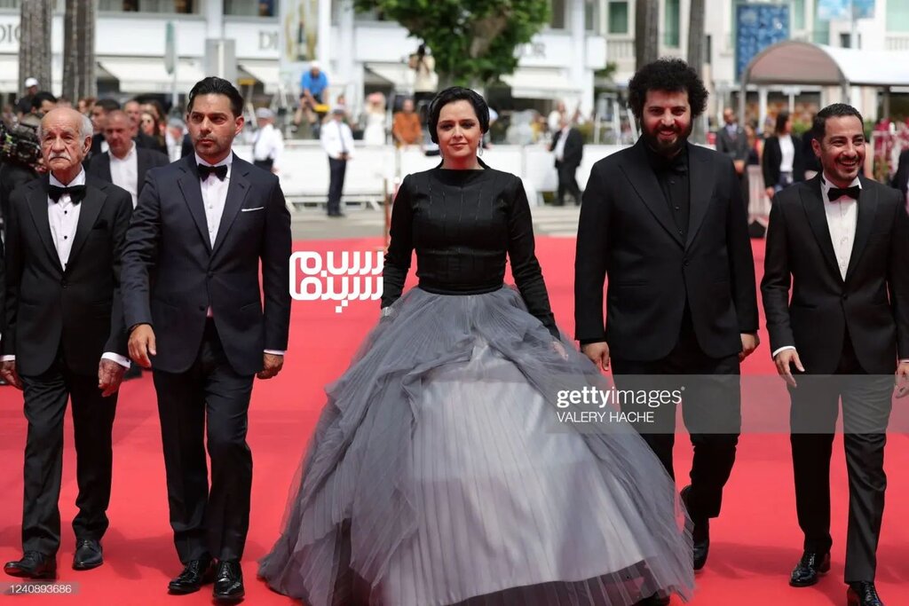 ویدئو | ترانه علیدوستی و نوید محمد زاده روی فرش قرمز جشنواره کن