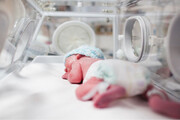ابتلای نوزاد رها شده در زباله‌های نازی‌ آباد به عفونت‌ داخلی | تعویق تحویل به بهزیستی؛ نوزاد قابل ترخیص نیست