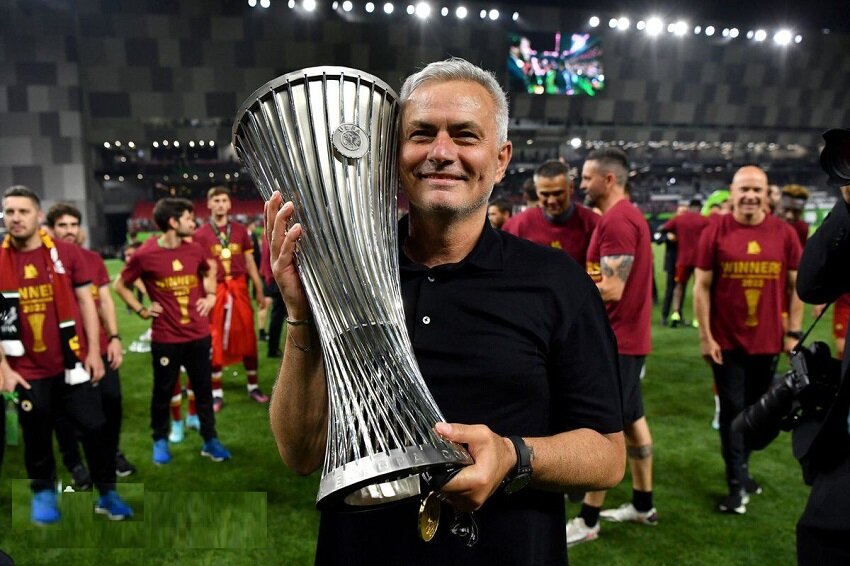 فریم به فریم با مورینیو بعد از قهرمانی رم | اشک های بی امان آقای خاص پس از بالا بردن جام