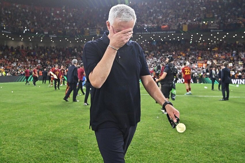 فریم به فریم با مورینیو بعد از قهرمانی رم | اشک های بی امان آقای خاص پس از بالا بردن جام