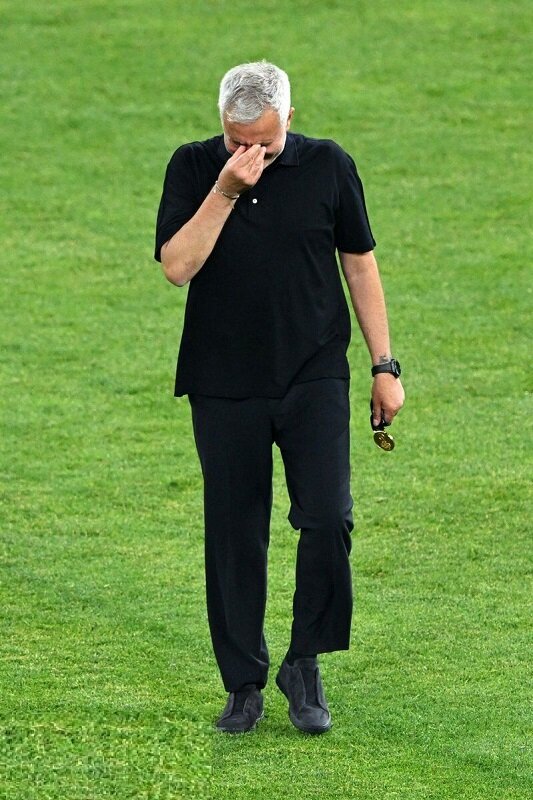 فریم به فریم با مورینیو بعد از قهرمانی رم | اشک های بی امان آقای خاص پس از بالا بردن جام