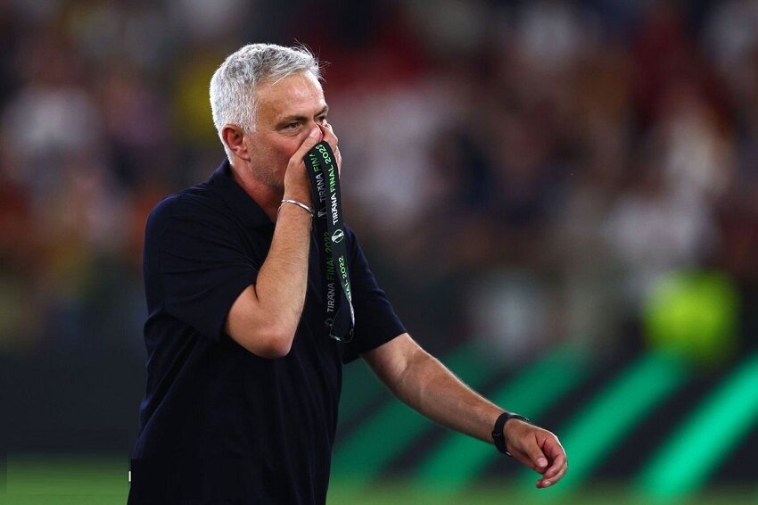 فریم به فریم با مورینیو بعد از قهرمانی رم | اشک های بی امان آقای خاص پس از بالا بردن جام