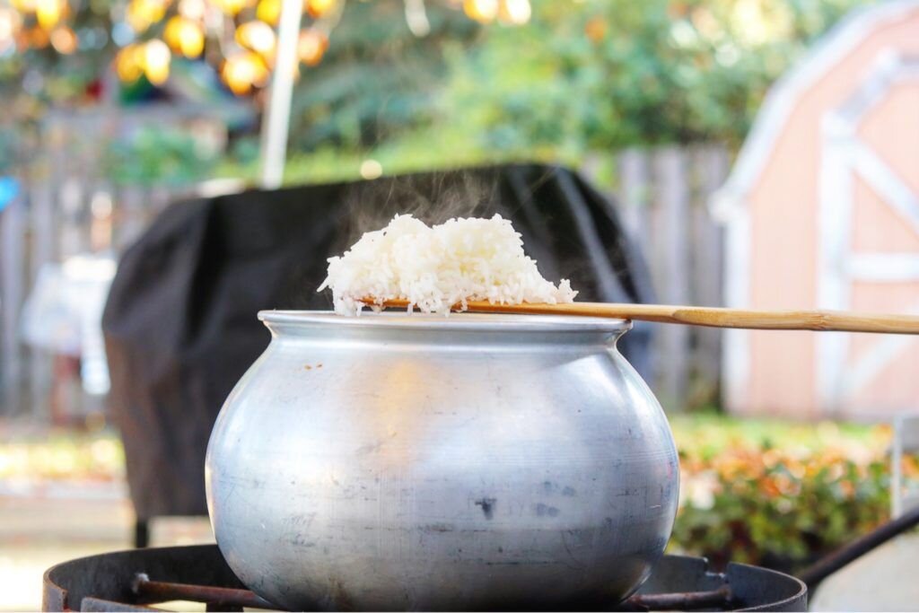 شیوه درست پخت و دم کردن برنج | از کجا بفهمیم برنج دم کشیده است؟ | ۳ ترفند برای وقتی که برنج شور شد