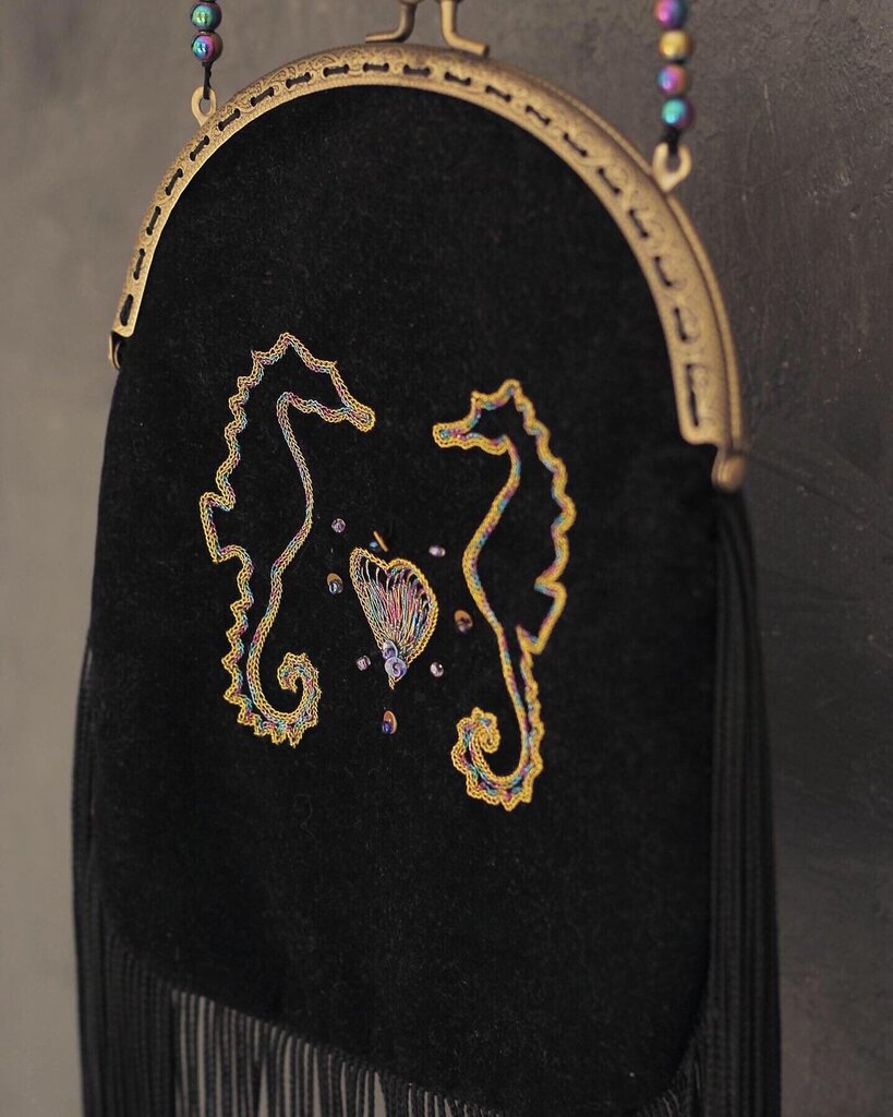 تصاویر کیف خاص و لباس سفارشی‌ فرشته حسینی | خودنمایی هنر دست هنرمند هرمزی در جشنواره کن